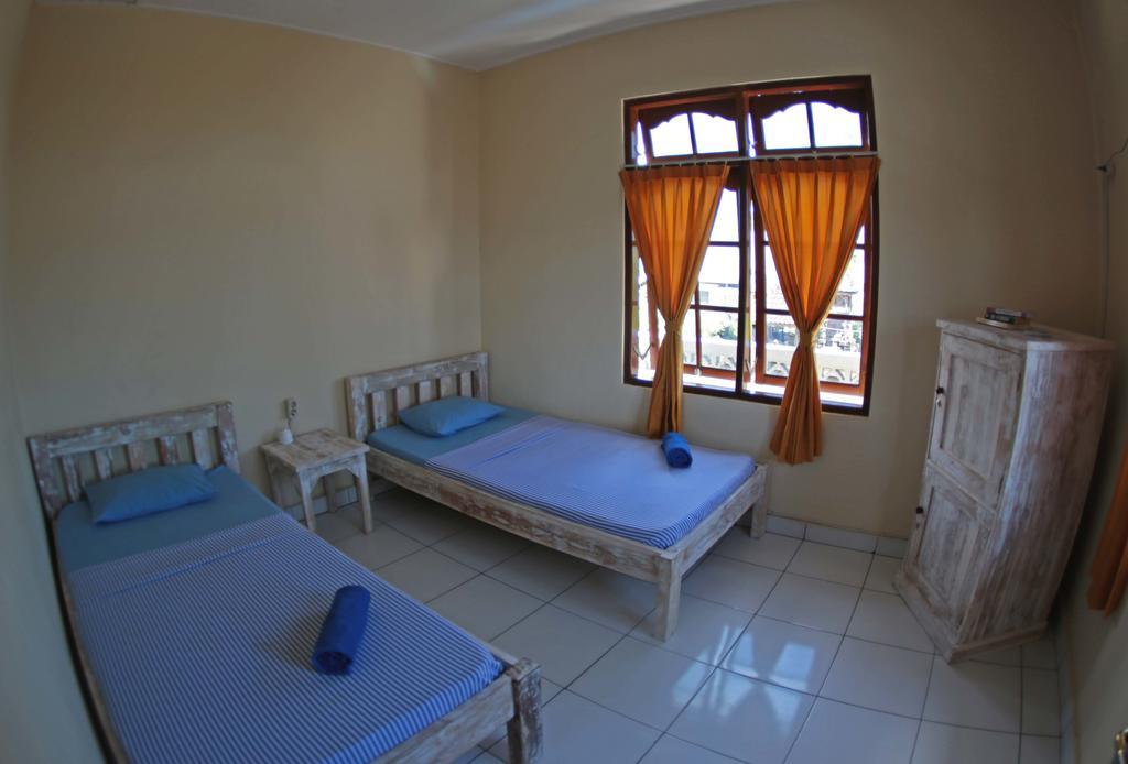 Surfers House Hotel Kuta Lombok Quarto foto