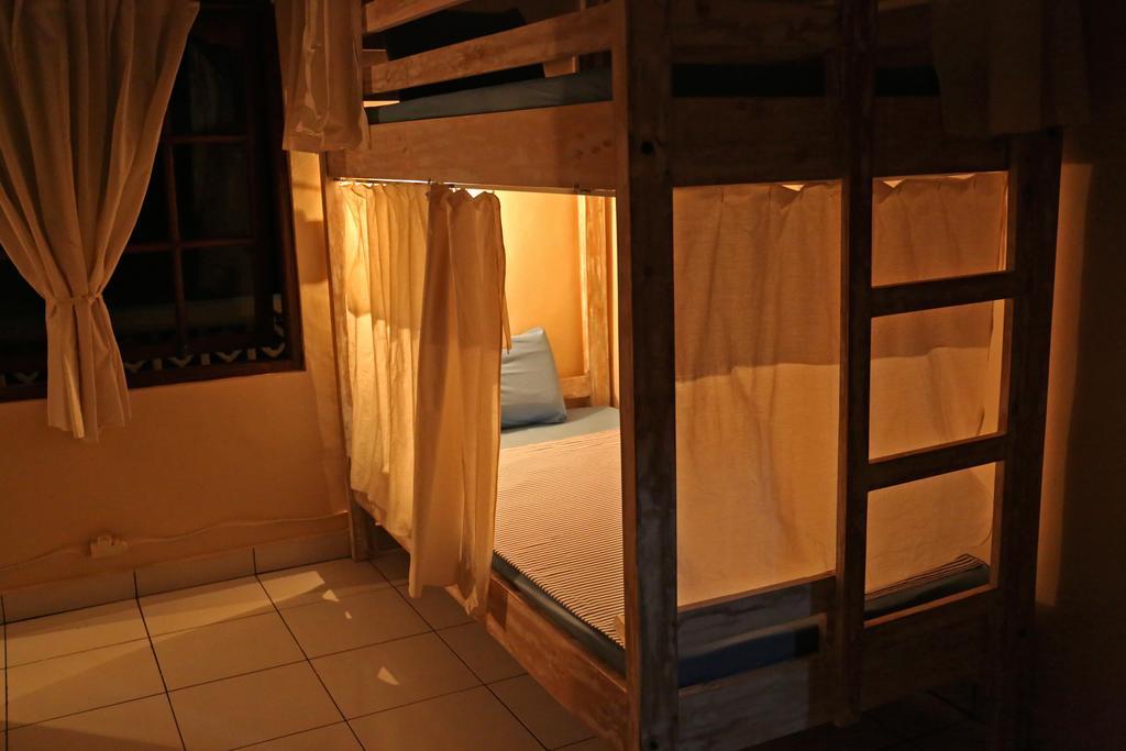 Surfers House Hotel Kuta Lombok Exterior foto