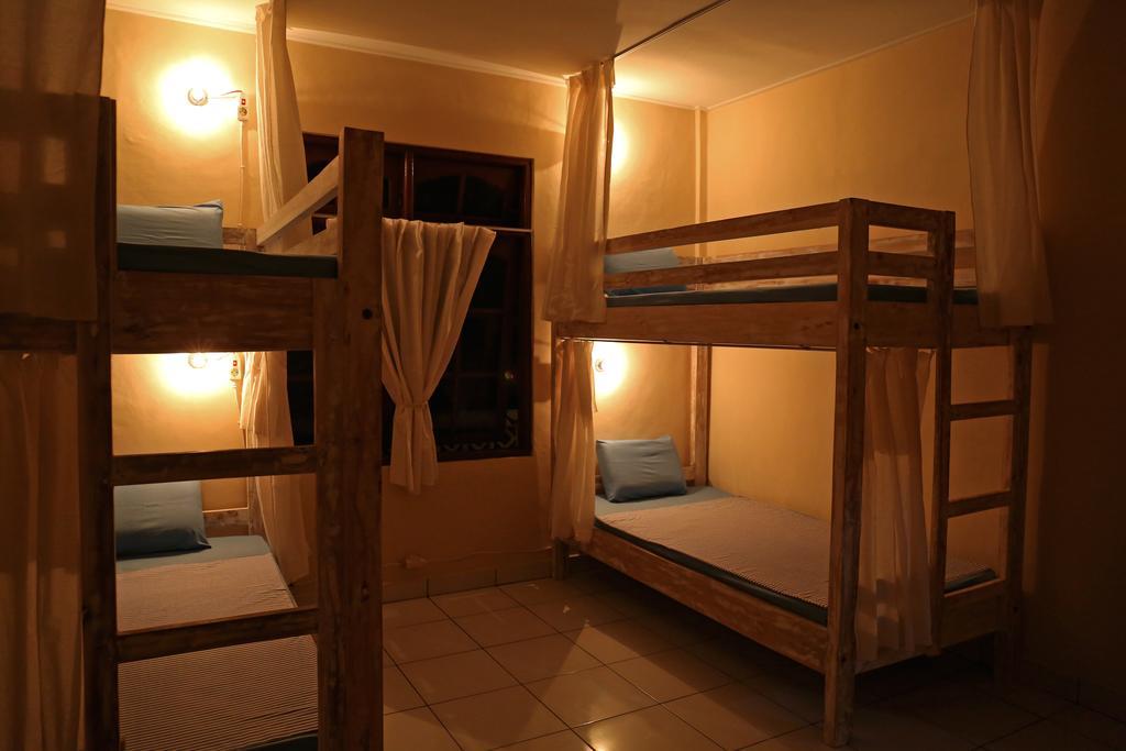 Surfers House Hotel Kuta Lombok Exterior foto