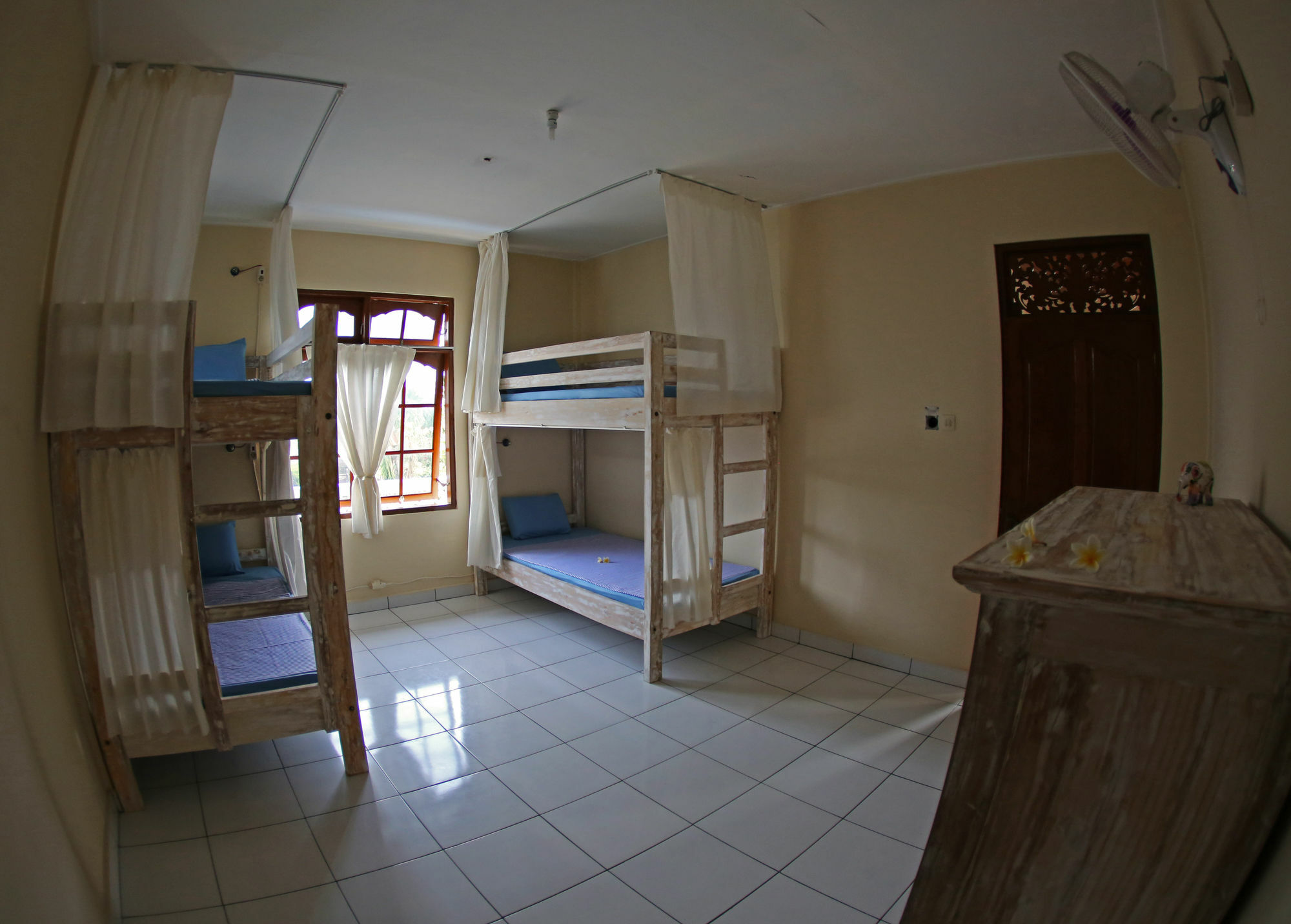 Surfers House Hotel Kuta Lombok Exterior foto