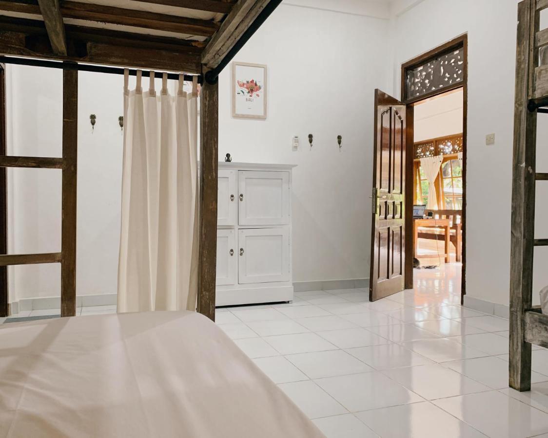 Surfers House Hotel Kuta Lombok Exterior foto